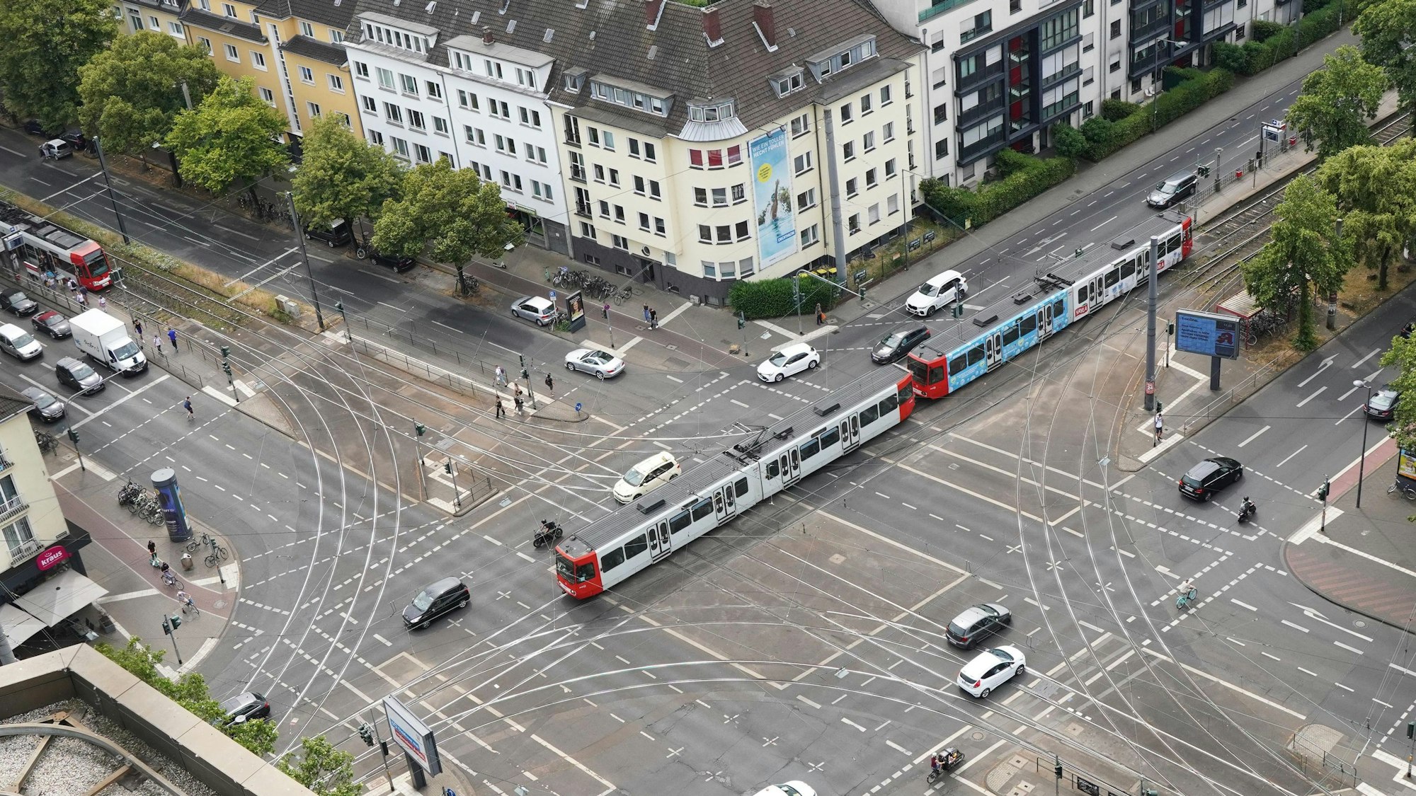 Zu sehen ist die Kreuzung Aachener Straße/Gürtel aus der Vogelperspektive. Autos und eine Bahn der KVB fahren über die Kreuzung.