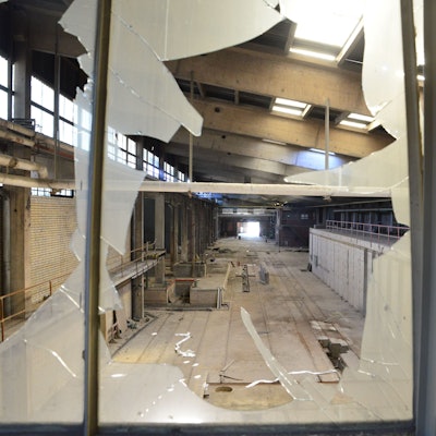 Auf dem Bild ist eine verlassene Werkhalle zu sehen.