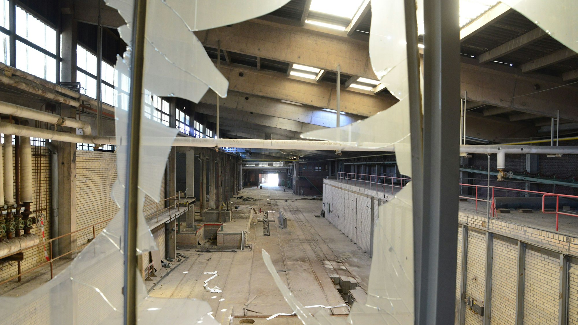 Auf dem Bild ist eine verlassene Werkhalle zu sehen.