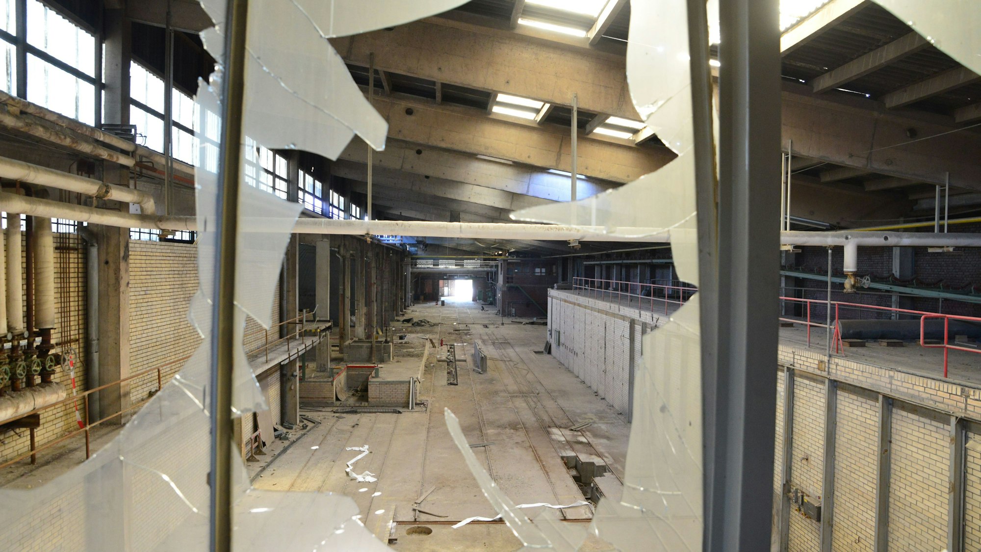 Auf dem Bild ist eine alte Werkshalle zu sehen.