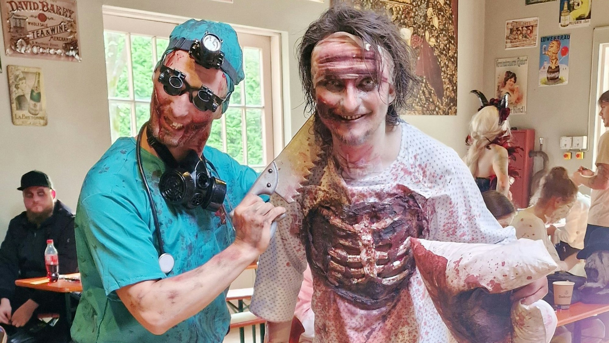 Monster-Darsteller erschrecken im Movie Park die Besucher. Martin Kubek (rechts) spielt einen Horror-Patienten.