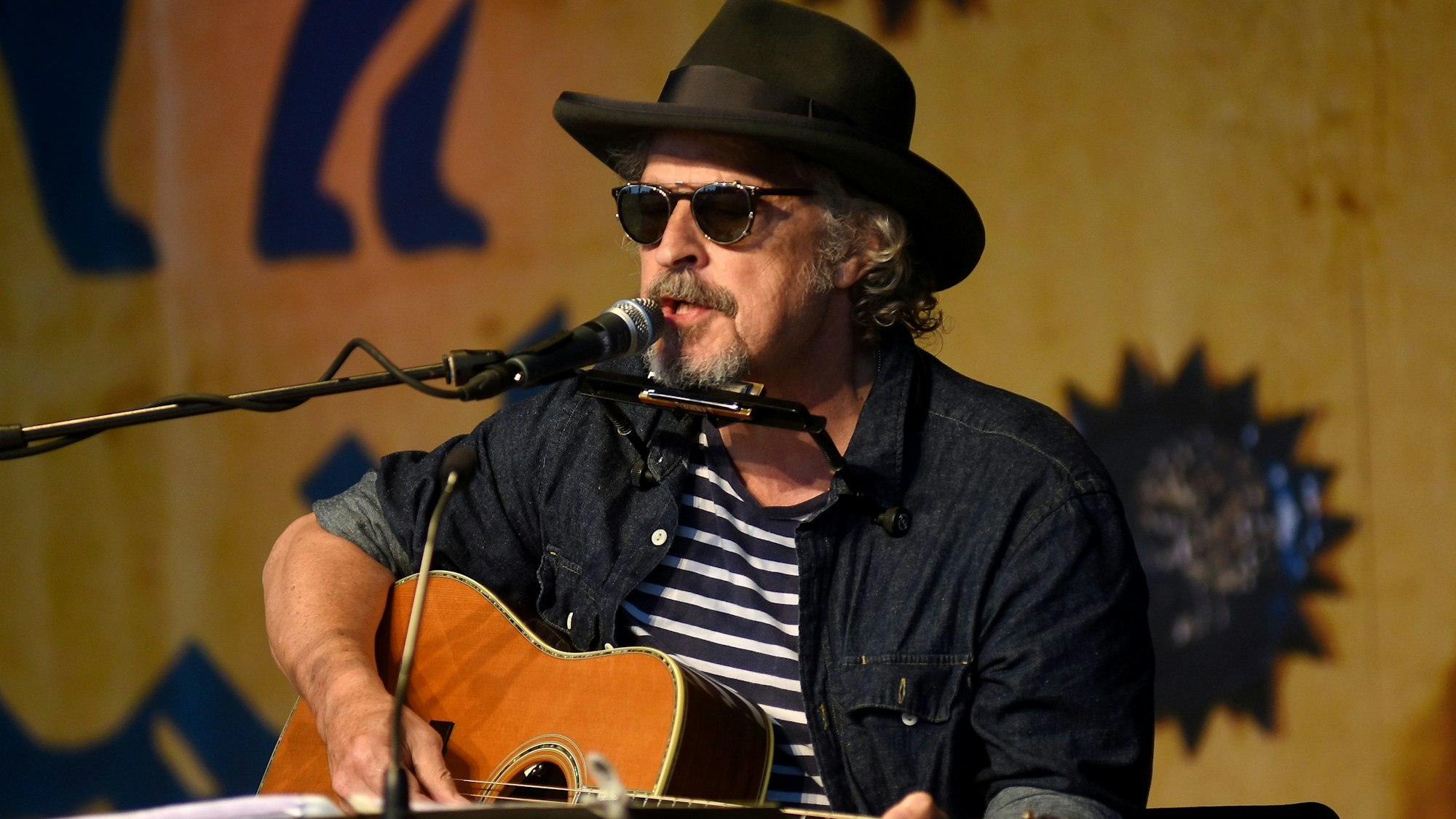 Wolfgang Niedecken bei einem Auftritt mit Gitarre