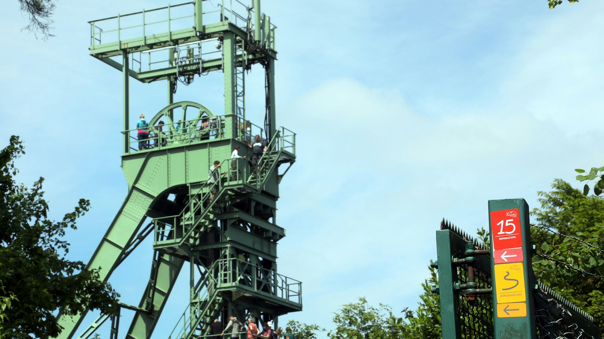 Unterwegs auf dem Bergbauweg in Hoffnungsthal gibt es viele Spuren der Vergangenheit, wie der Förderturm des früheren Hauptschachts der Grube Lüderich.