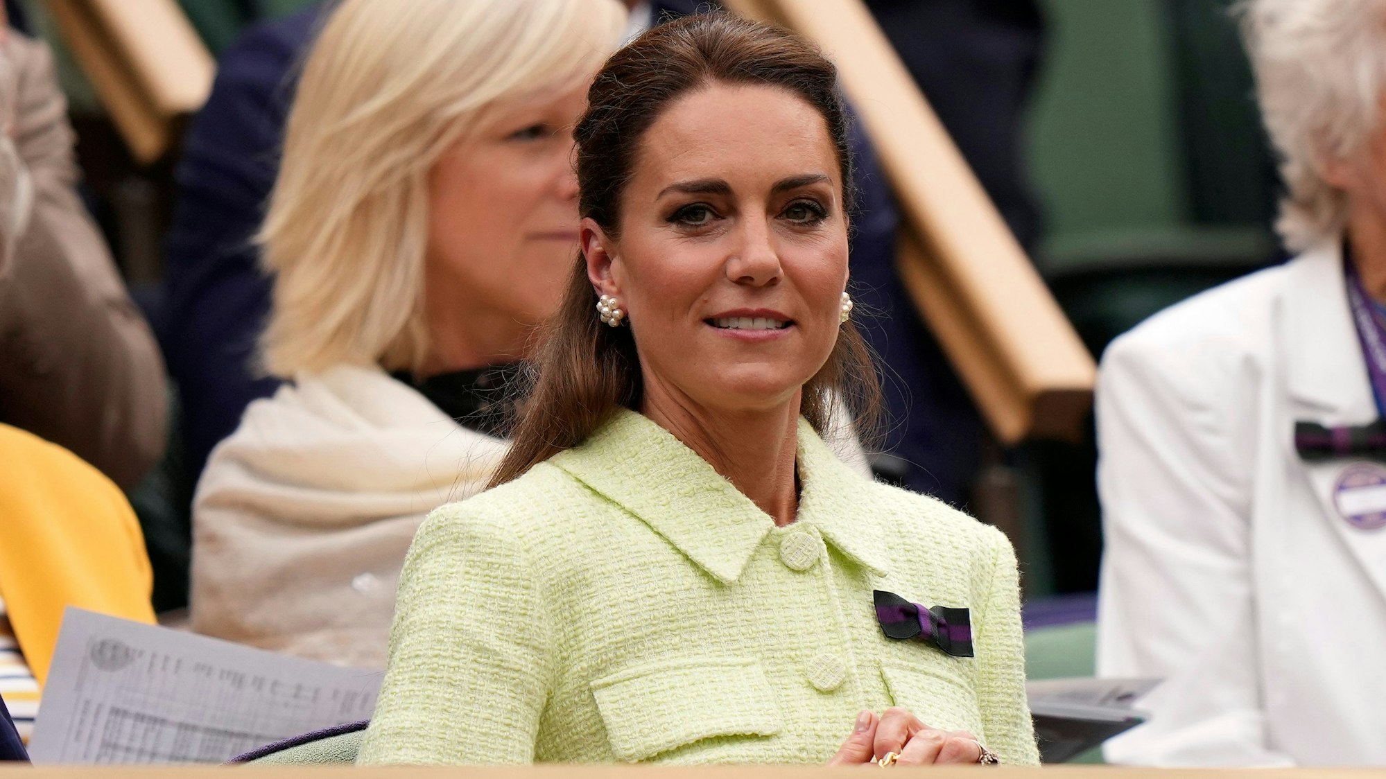 Kate, Prinzessin von Wales, sitzt in der Royal Box vor dem Finale im Dameneinzel zwischen Marketa Vondrousova aus der Tschechischen Republik und Ons Jabeur aus Tunesien am 13. Tag der Tennisturniere in Wimbledon.