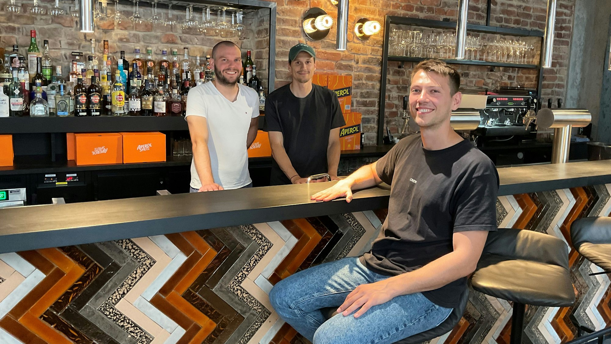 Dylan Stuka (r.), Sohn von Gastronom Raimund Stuka (ehemals ABS-Wirt), betreibt zusammen mit Andreas Bartosinski (r.) und Jan Hülsen das „Stukmans“ am Gottesweg.