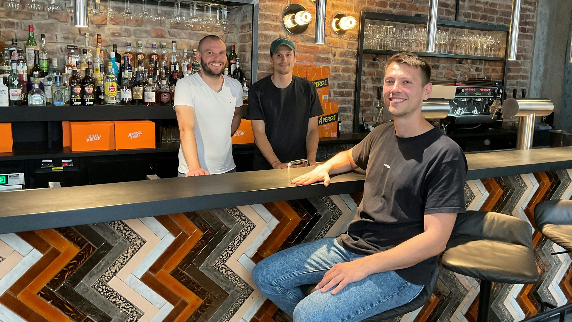 Die drei Geschäftsführer des neuen Stukmans, ehemals Rays, und der Aperol Spritzeria: Dylan Stuka, Andreas Bartosinski und Jan Hülsen (v.r.).