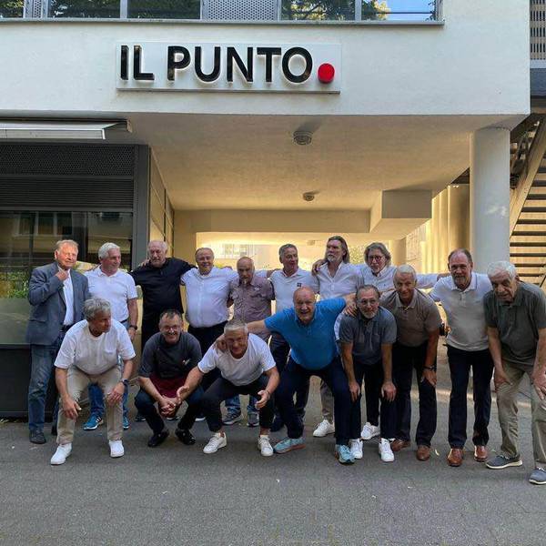 Einige der Pokalsieger des 1. FC Köln von 1983: Oben (v.l.): Karl-Heinz Thielen, Klaus Fischer, Bernd Cullmann, Il-Punto-Besitzer Ettore di Pietrantonio, Harald Konopka, Stephan Engels, Paul Steiner, Toni Schumacher, Herbert Zimmermann, Hans Schimberg. Unten (v.l.): Pierre Littbarski, Chefkoch Rainer Kleinhenz, Ferri Schmidt, Telat Üzüm, Matthias Hönerbach.