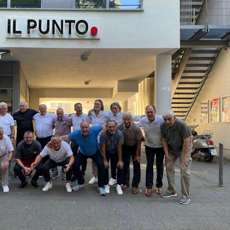 Einige der Pokalsieger des 1. FC Köln von 1983: Oben (v.l.): Karl-Heinz Thielen, Klaus Fischer, Bernd Cullmann, Il-Punto-Besitzer Ettore di Pietrantonio, Harald Konopka, Stephan Engels, Paul Steiner, Toni Schumacher, Herbert Zimmermann, Hans Schimberg. Unten (v.l.): Pierre Littbarski, Chefkoch Rainer Kleinhenz, Ferri Schmidt, Telat Üzüm, Matthias Hönerbach.