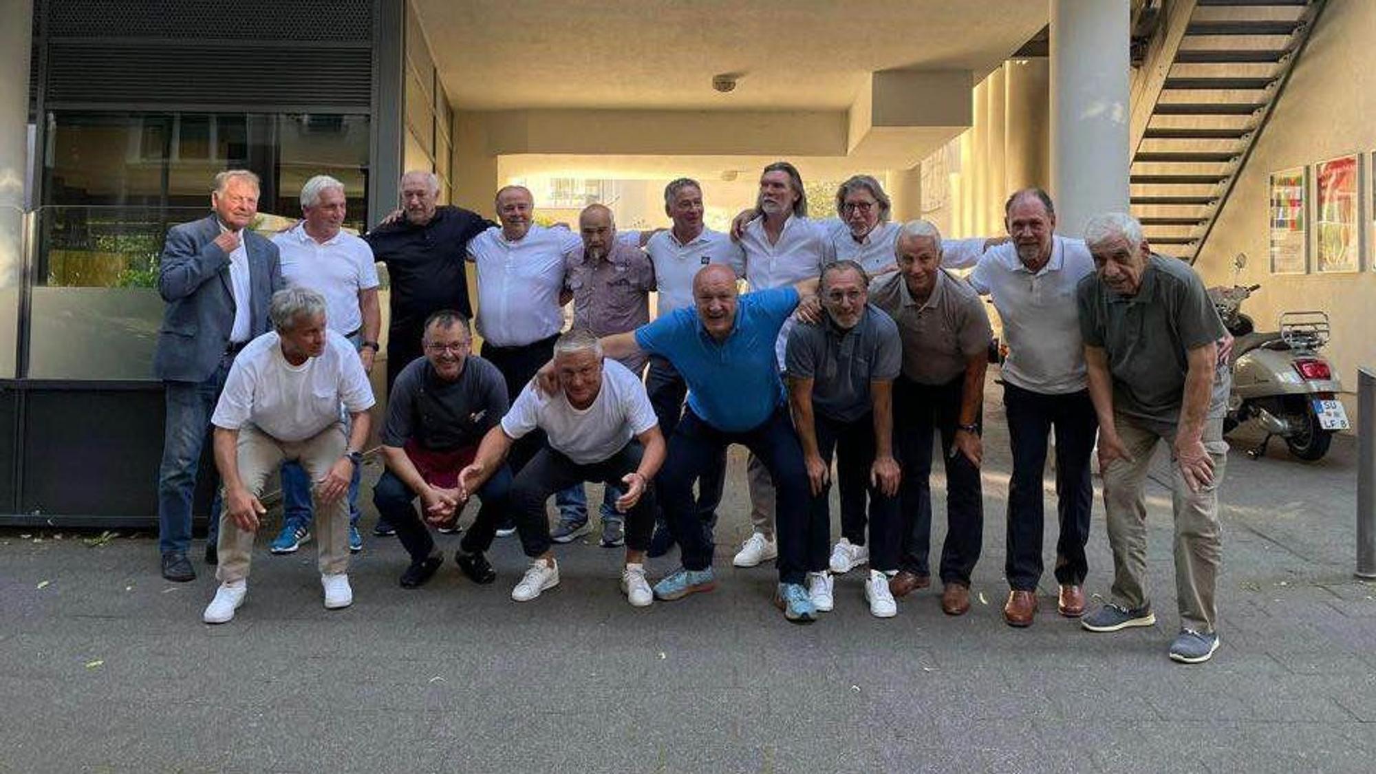 Einige der Pokalsieger des 1. FC Köln von 1983: Oben (v.l.): Karl-Heinz Thielen, Klaus Fischer, Bernd Cullmann, Il-Punto-Besitzer Ettore di Pietrantonio, Harald Konopka, Stephan Engels, Paul Steiner, Toni Schumacher, Herbert Zimmermann, Hans Schimberg. Unten (v.l.): Pierre Littbarski, Chefkoch Rainer Kleinhenz, Ferri Schmidt, Telat Üzüm, Matthias Hönerbach.