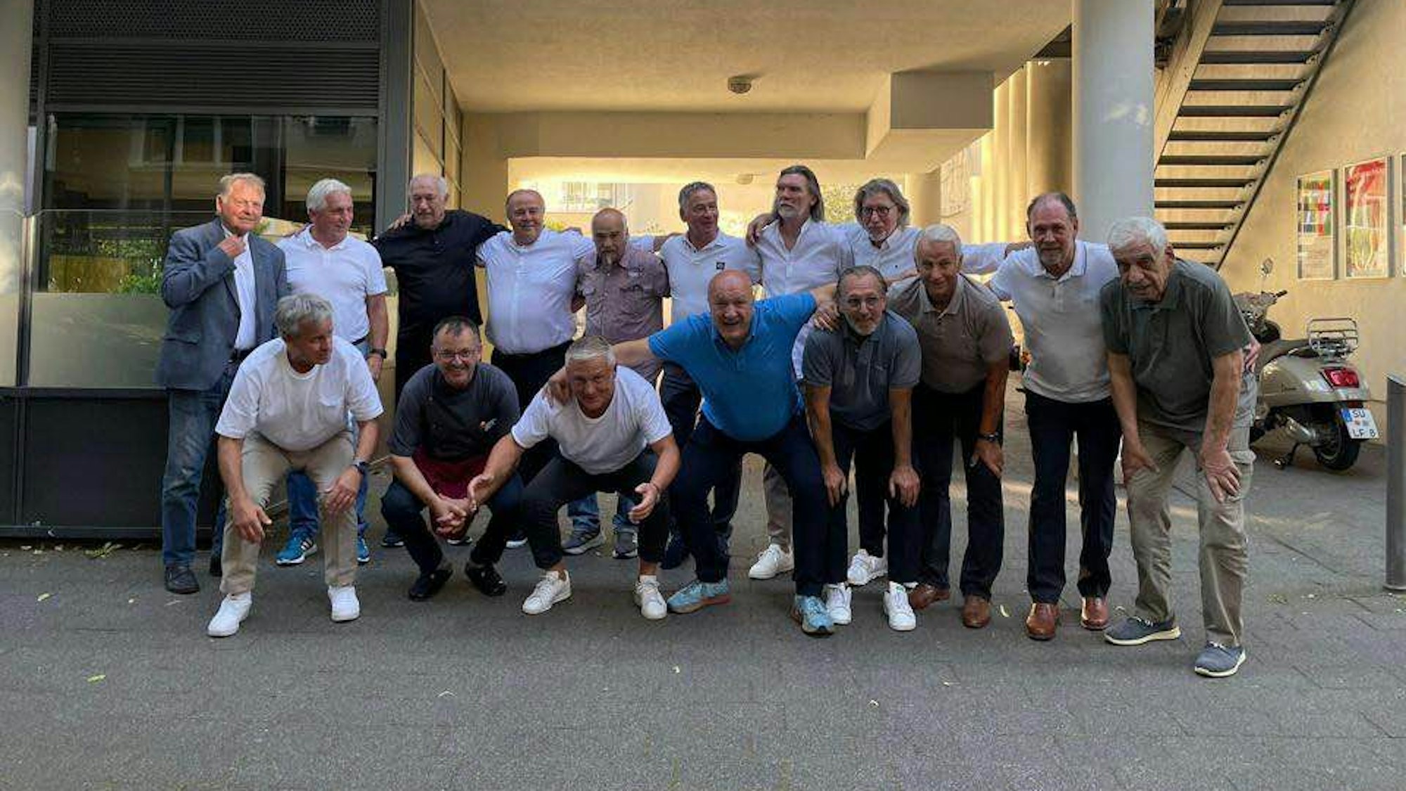 Einige der Pokalsieger des 1. FC Köln von 1983: Oben (v.l.): Karl-Heinz Thielen, Klaus Fischer, Bernd Cullmann, Il-Punto-Besitzer Ettore di Pietrantonio, Harald Konopka, Stephan Engels, Paul Steiner, Toni Schumacher, Herbert Zimmermann, Hans Schimberg. Unten (v.l.): Pierre Littbarski, Chefkoch Rainer Kleinhenz, Ferri Schmidt, Telat Üzüm, Matthias Hönerbach.