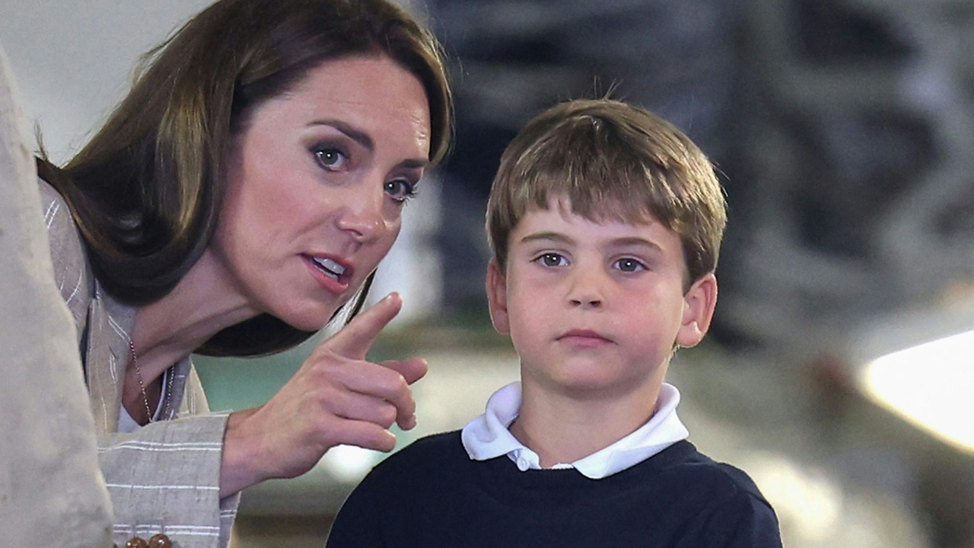 Prinzessin Catherine von Wales unterhält sich mit ihrem Sohn Prinz Louis.