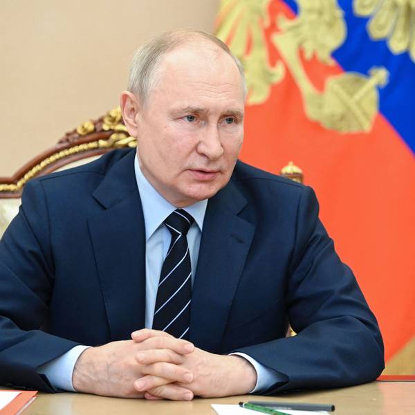 Der russische Präsident Wladimir Putin bei einer Rede im Moskauer Kreml. Putin sitzt vor einer russischen Flagge.