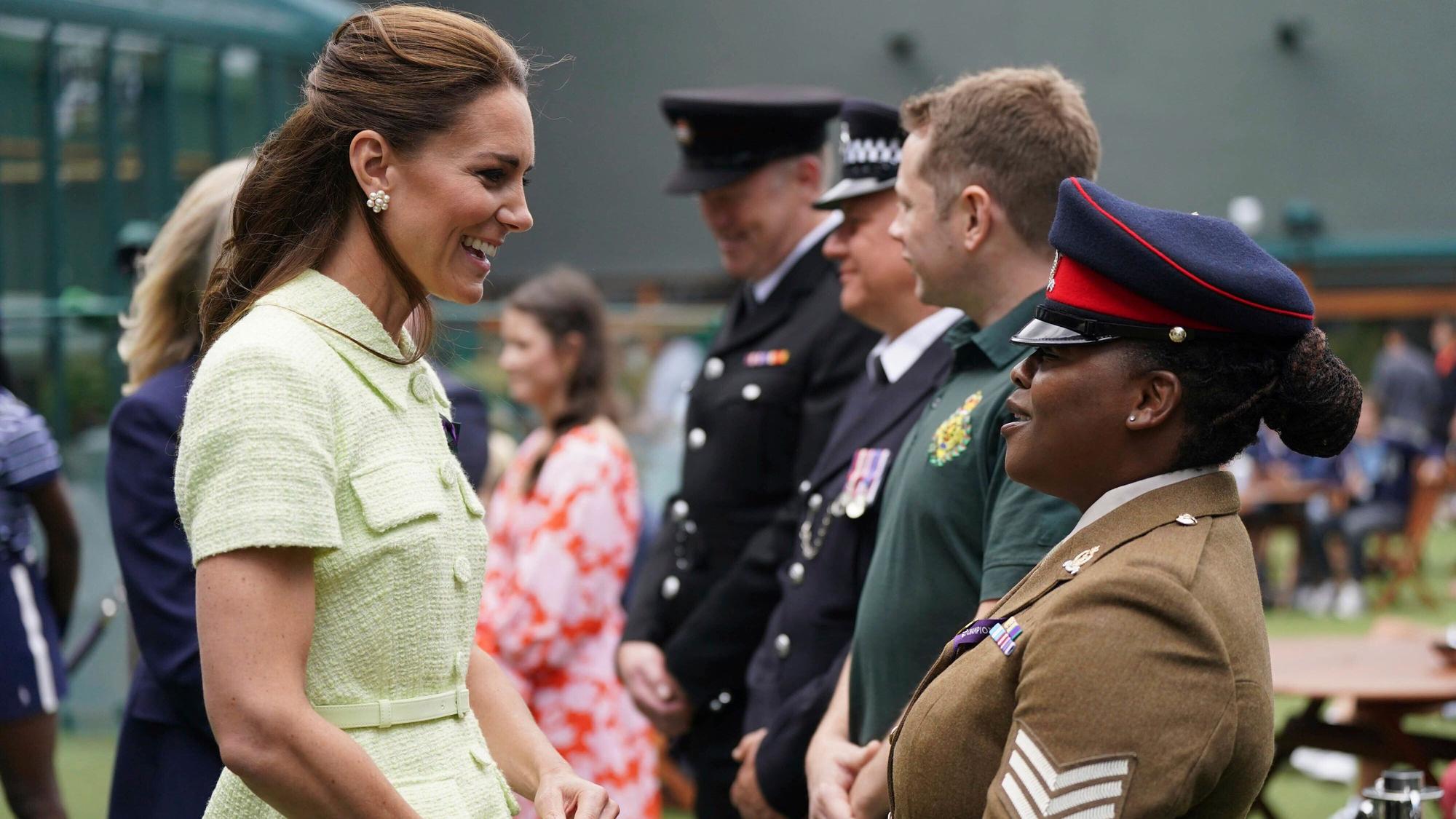 Prinzessin Kate spricht mit Sergeant Loreen Vimbainashe Siaga, 101 Operational Sustainment Brigade (Aldershot) von der britischen Armee.