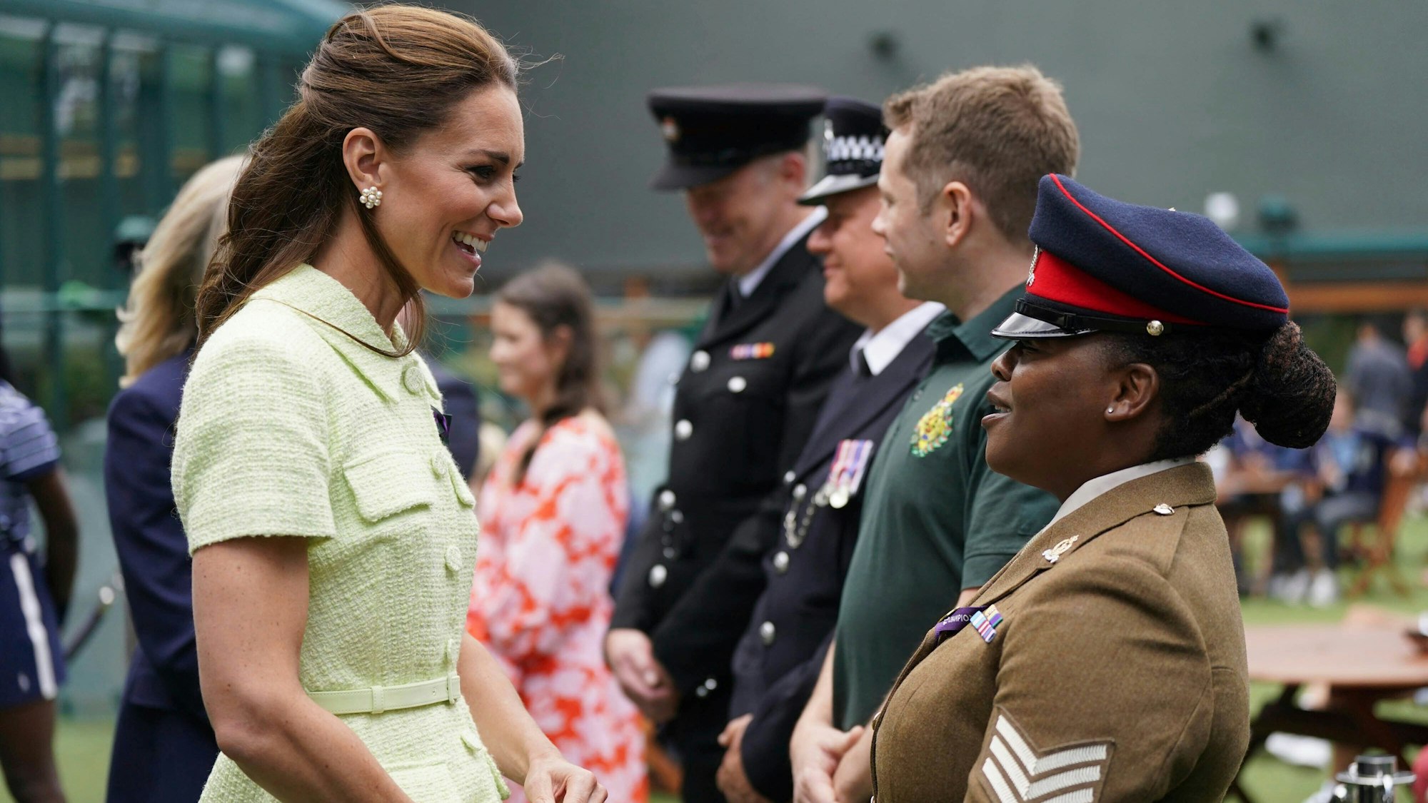 Prinzessin Kate spricht mit Sergeant Loreen Vimbainashe Siaga, 101 Operational Sustainment Brigade (Aldershot) von der britischen Armee.