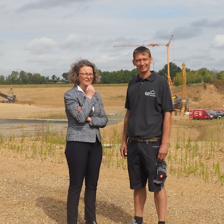 Das Bild zeigt Ministerin Ina Scharrenbach und Bauunternehmer Bastian Boße in Erftstadt-Blessem