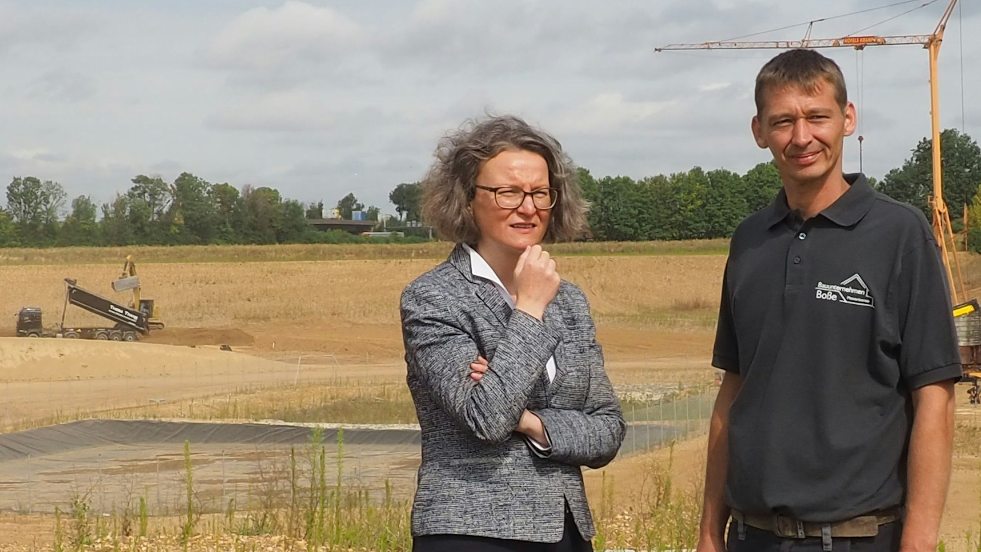 Das Bild zeigt Ministerin Ina Scharrenbach und Bauunternehmer Bastian Boße in Erftstadt-Blessem