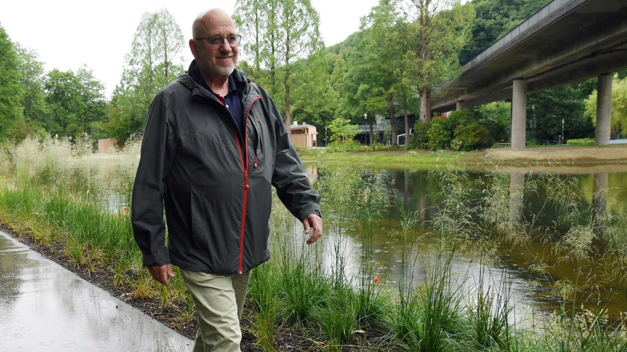Auf den neuen Wegen im Wiehlpark anzutreffen ist am Eröffnungstag auch Bernd Andrissek. Er findet, dass die Stadt die Kosten von rund zehn Millionen Euro gut angelegt hat.