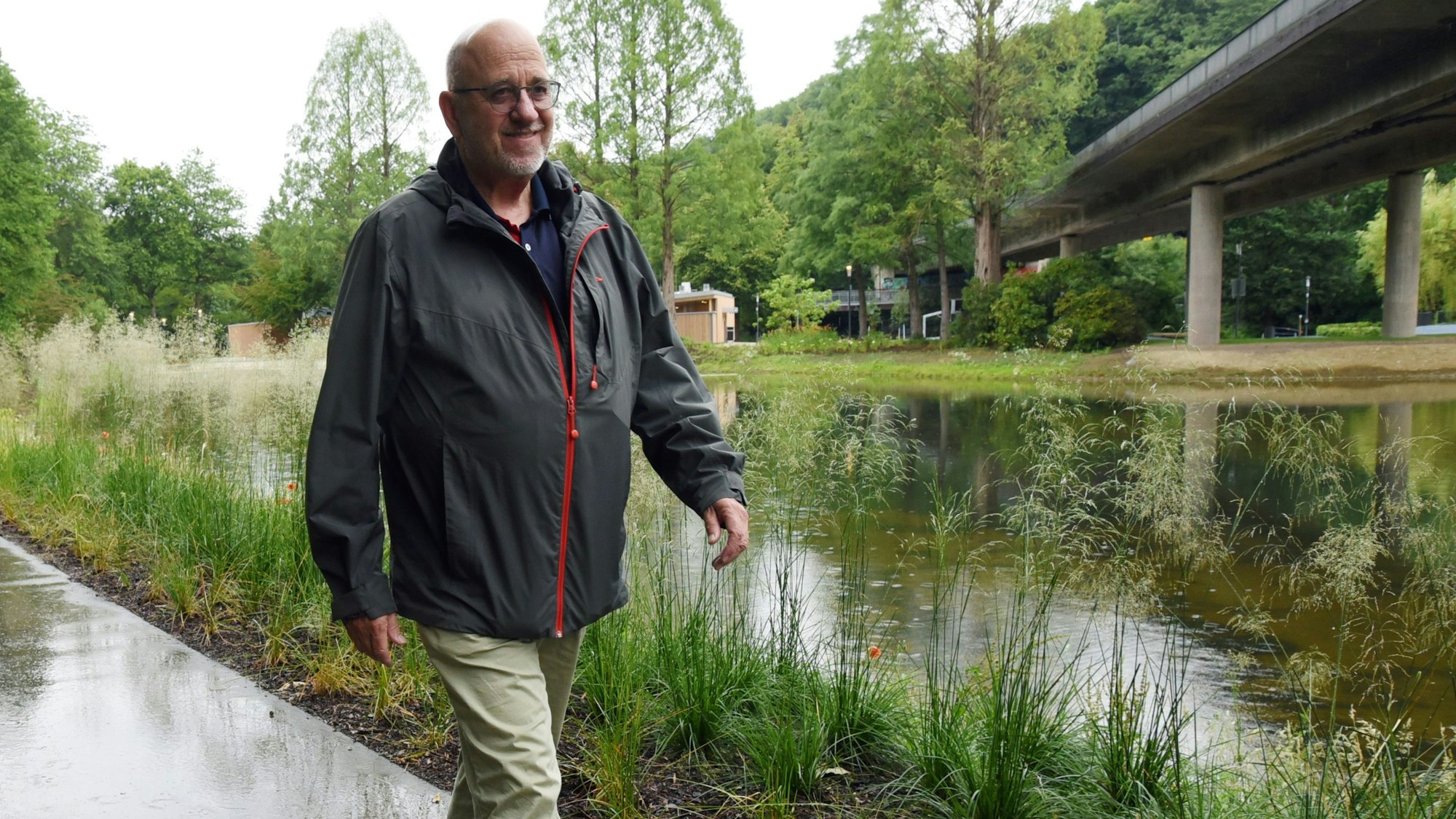 Auf den neuen Wegen im Wiehlpark anzutreffen ist am Eröffnungstag auch Bernd Andrissek. Er findet, dass die Stadt die Kosten von rund zehn Millionen Euro gut angelegt hat.