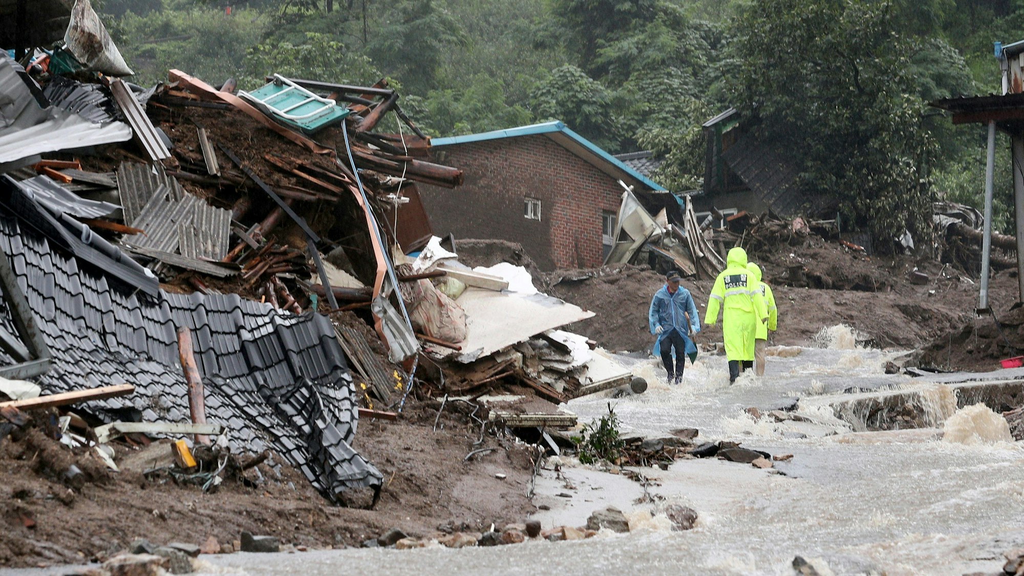 15.07.2023, Südkorea, Yecheon: Nach einem durch starken Regen verursachten Erdrutsch eingestürzte Häuser sind in Yecheon zu sehen.
