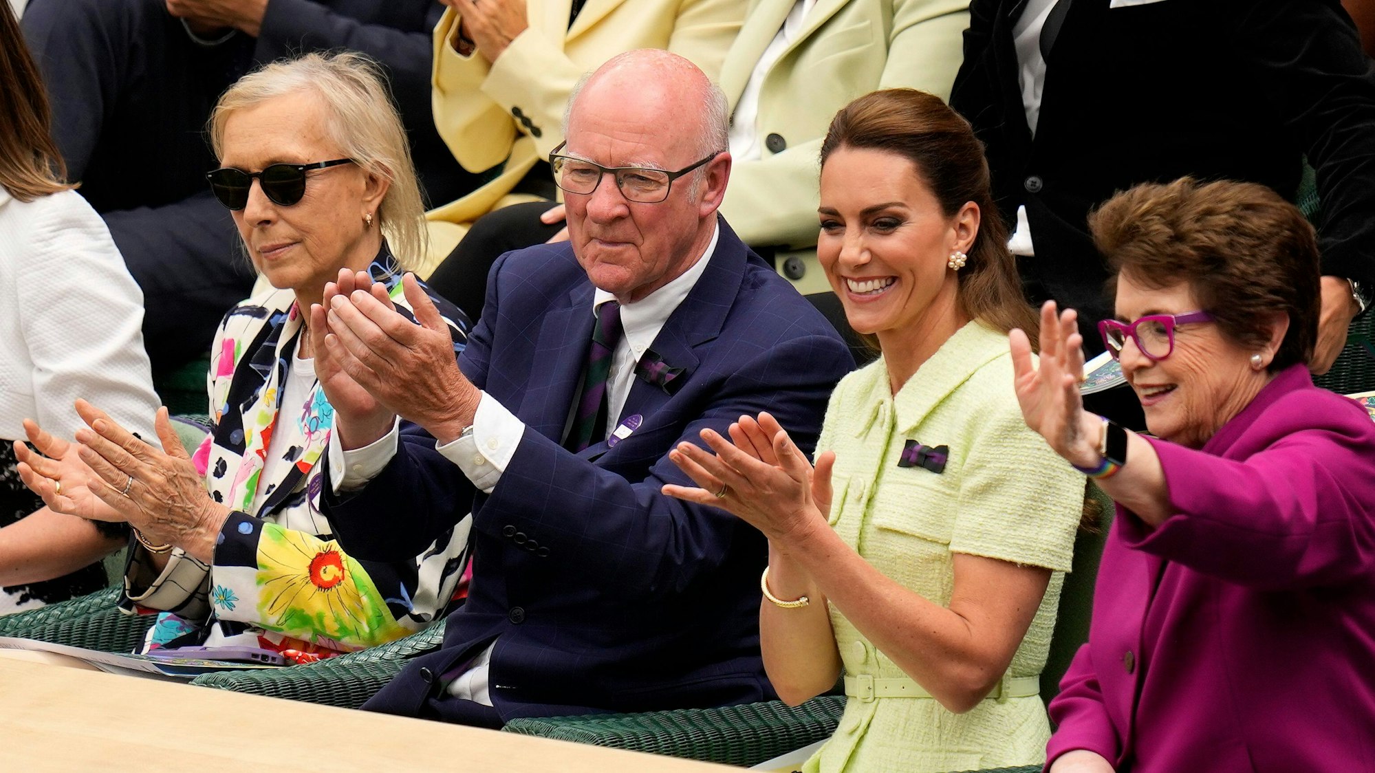 Kate, Prinzessin von Wales, sitzt in der Royal Box mit den Tennislegenden Billie Jean King, Martina Navratilova und AELTC-Präsident Ian Hewitt vor dem Dameneinzel-Finale.