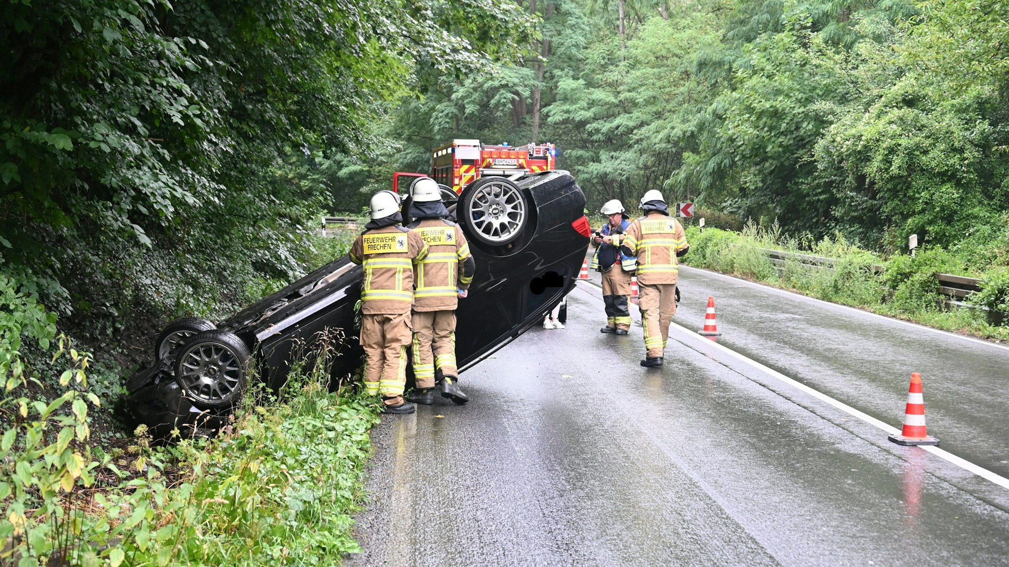 Auf der L103 in Frechen hat sich ein Pkw überschlagen und ist auf dem Dach liegen geblieben.