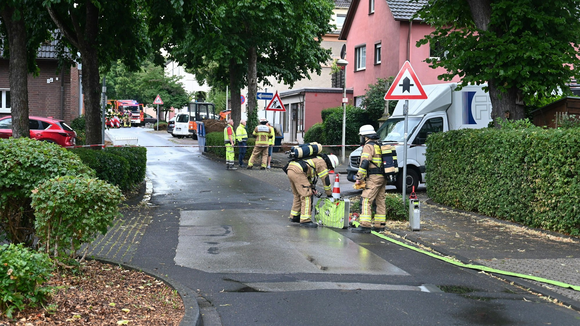Feuerwehrleute in Frechen Bachem, nachdem ein Bagger auf einer Baustelle die Gasleitung beschädigt hatte.