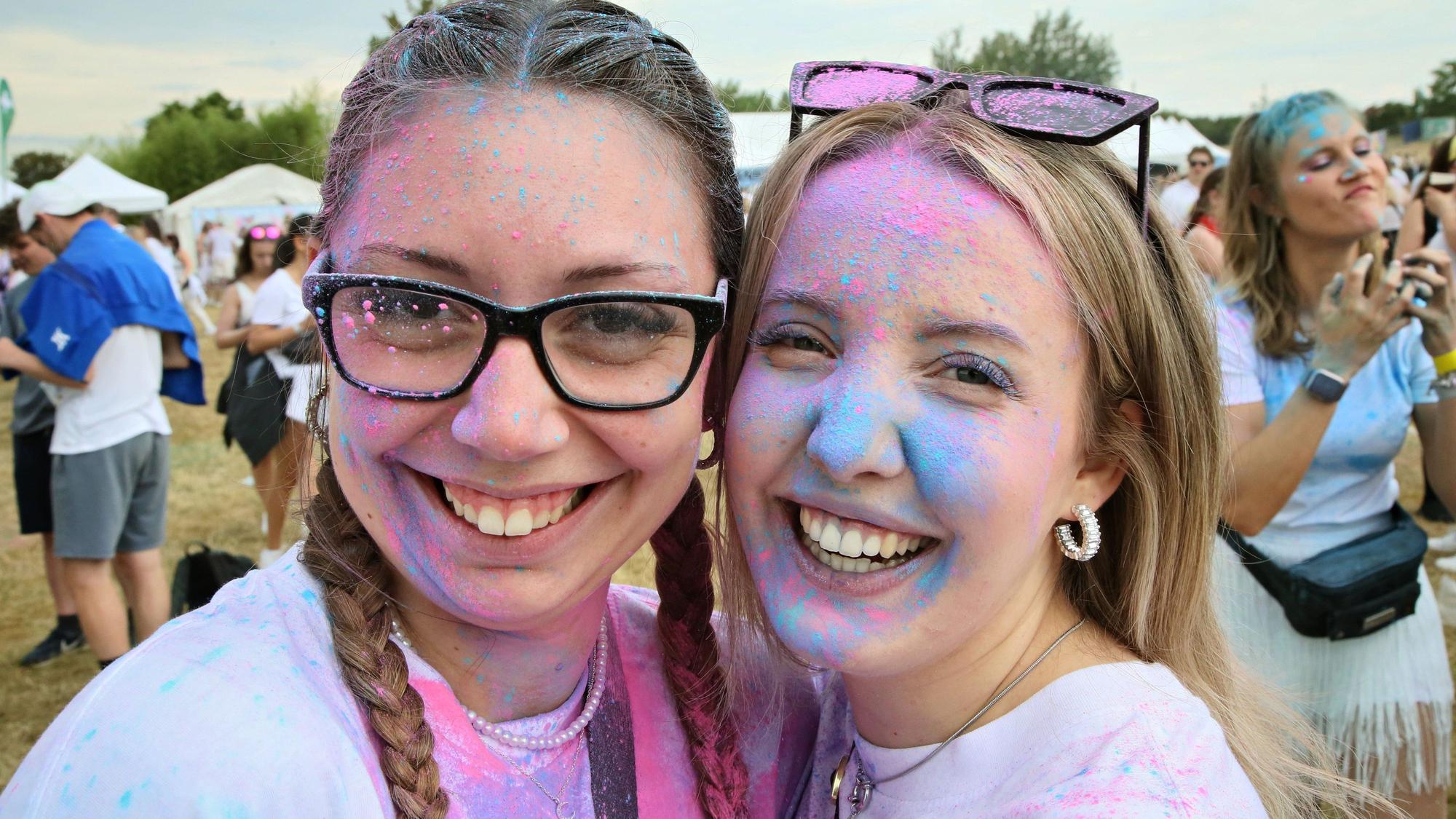 Zwei junge Frauen mit Farbe im Gesicht.