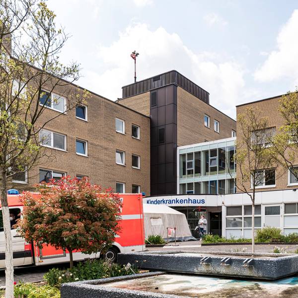 Vor dem Kinderkrankenhaus steht ein Krankenwagen