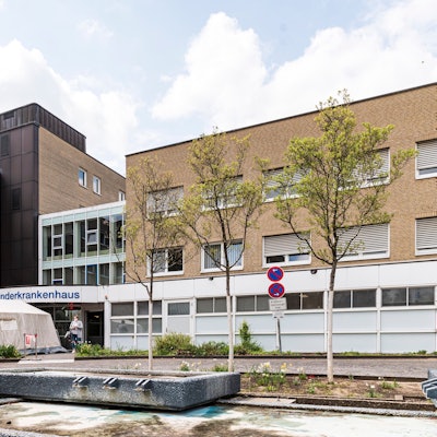 Vor dem Kinderkrankenhaus steht ein Krankenwagen