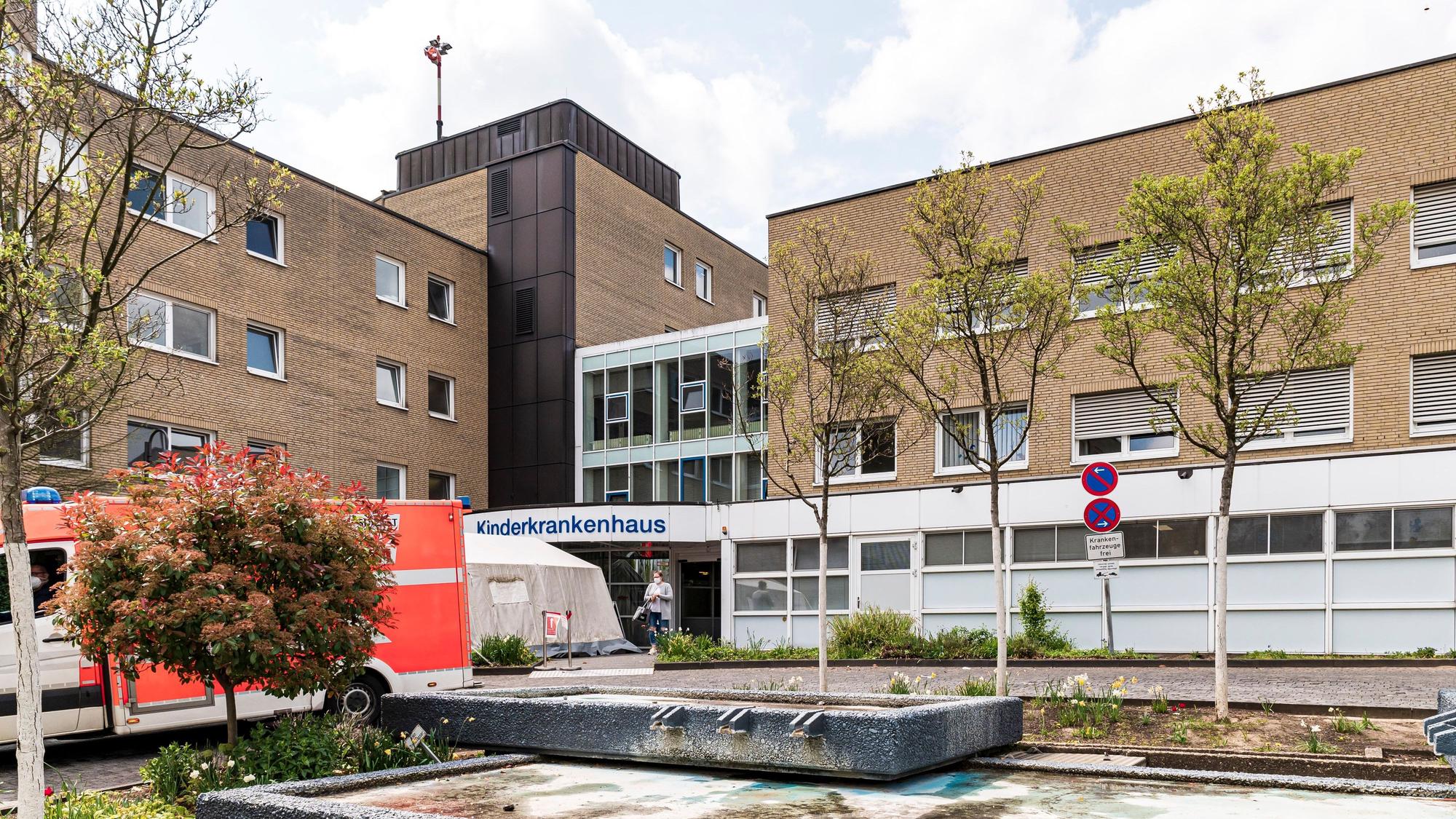 Vor dem Kinderkrankenhaus steht ein Krankenwagen