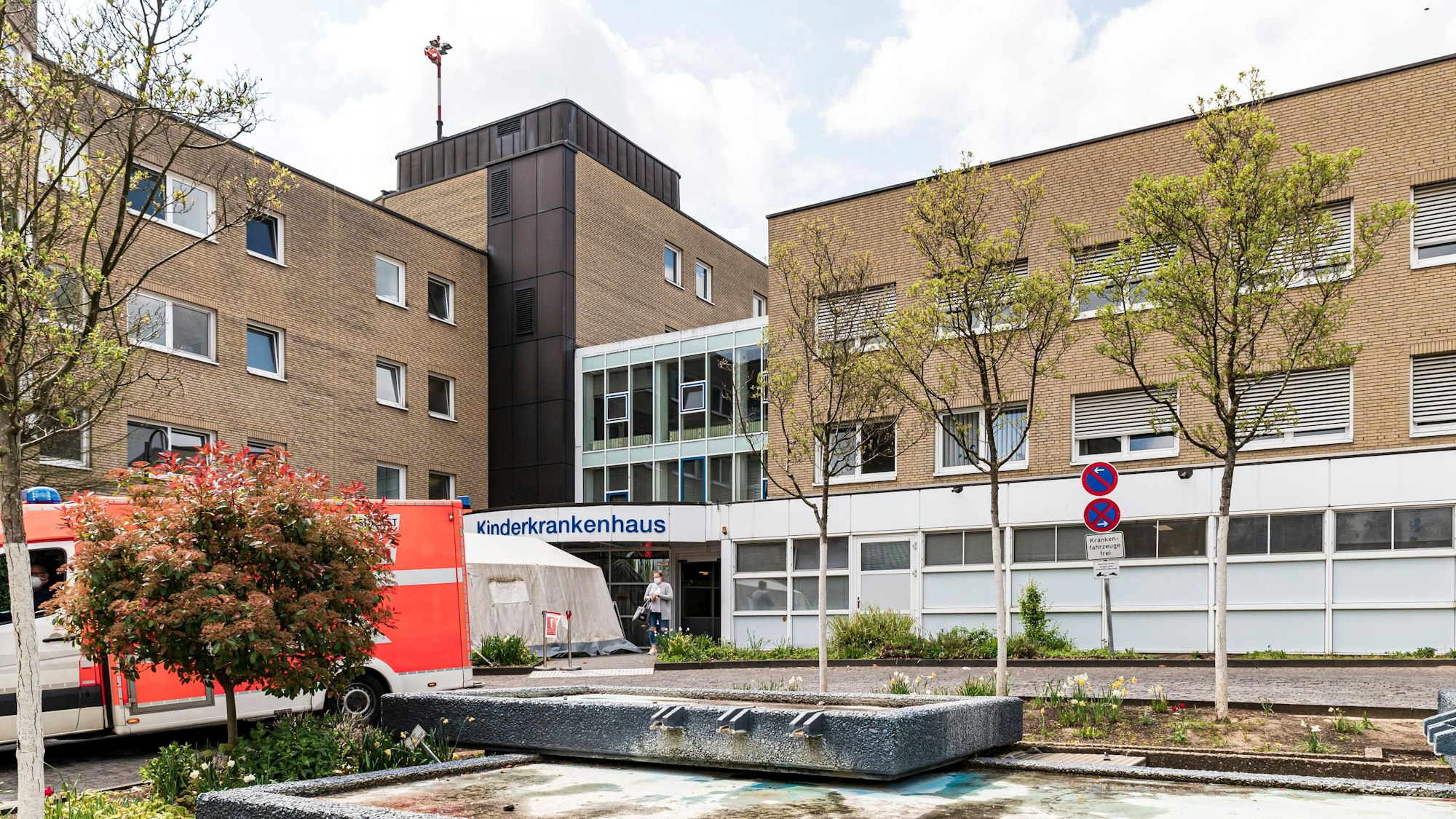 Vor dem Kinderkrankenhaus steht ein Krankenwagen
