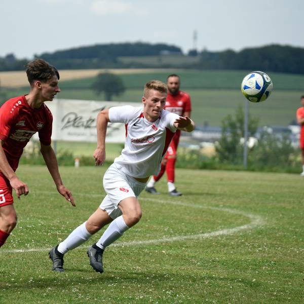 Auf dem Foto sind Fußballer des TuS Egen und der DJK Gummersbach zu sehen, die um den Ball kämpfen.