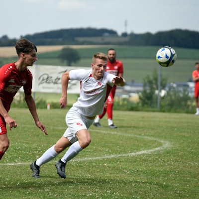 Auf dem Foto sind Fußballer des TuS Egen und der DJK Gummersbach zu sehen, die um den Ball kämpfen.