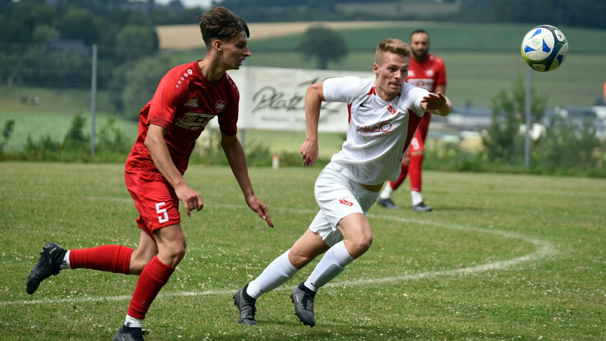 Auf dem Foto sind Fußballer des TuS Egen und der DJK Gummersbach zu sehen, die um den Ball kämpfen.