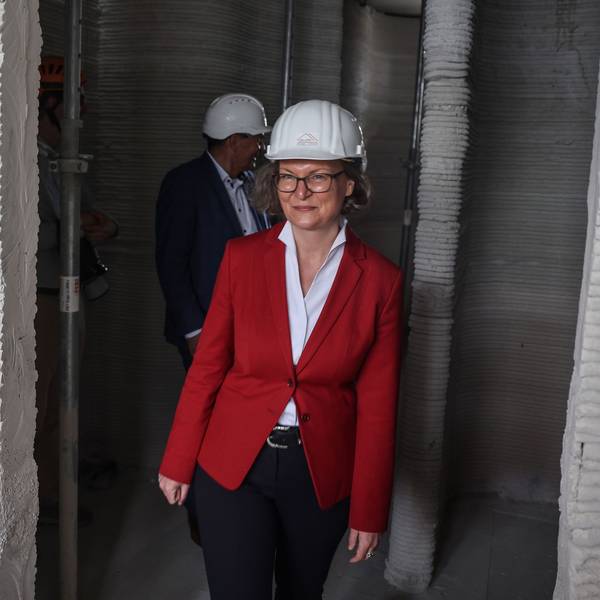 Ina Scharrenbach (CDU) geht durch die Baustelle von Europas erstem öffentlichen Gebäudes aus dem 3D-Drucker.