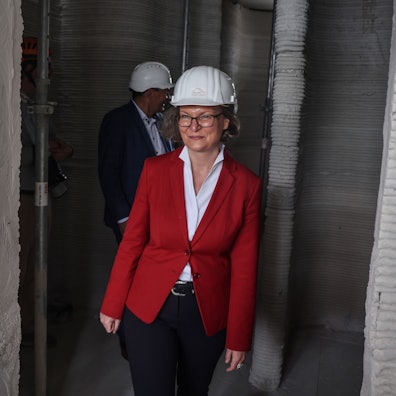 Ina Scharrenbach (CDU) geht durch die Baustelle von Europas erstem öffentlichen Gebäudes aus dem 3D-Drucker.