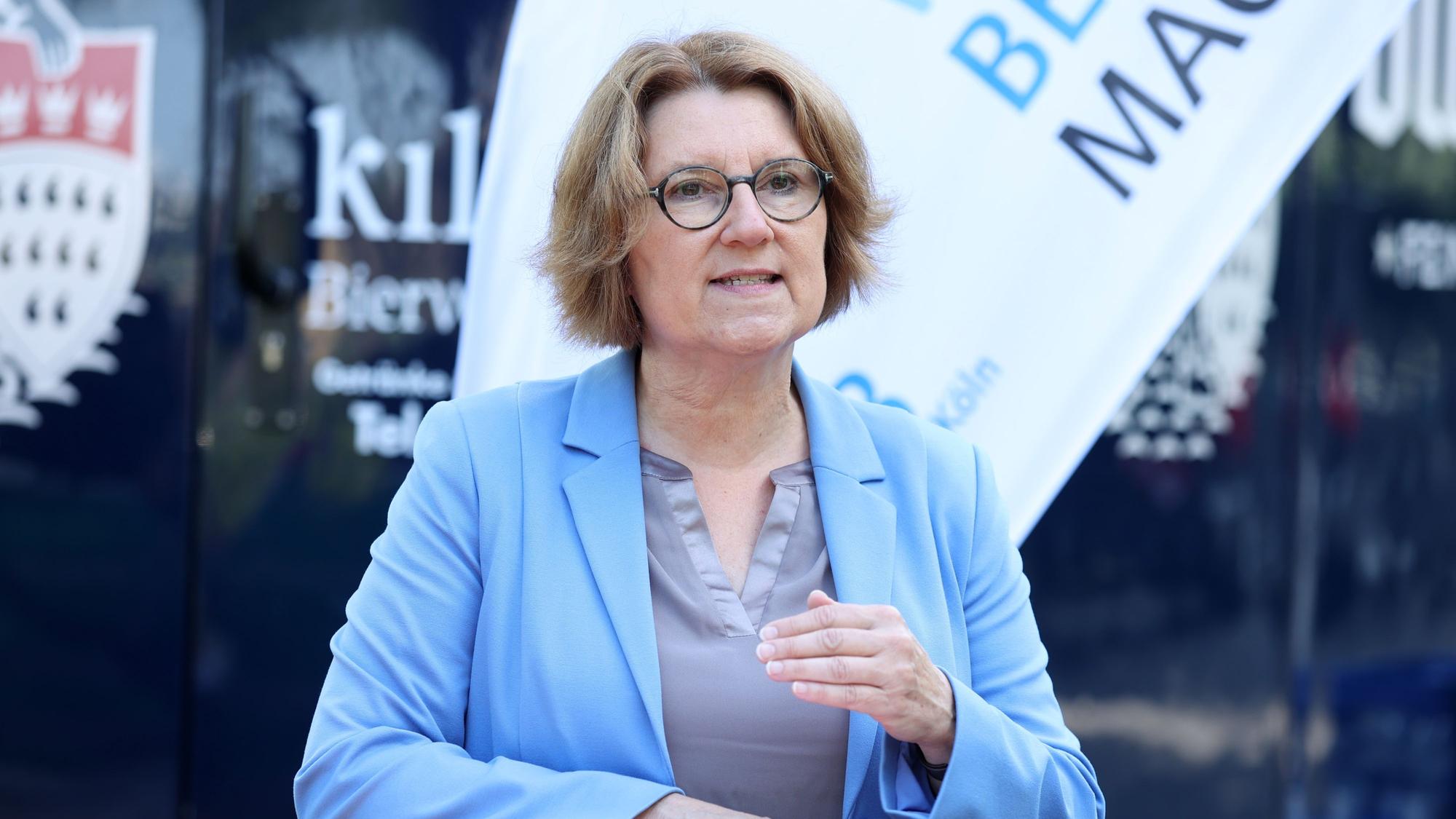 Ulrike Franzke steht an einem Pult, sie trägt einen hellblauen Blazer.