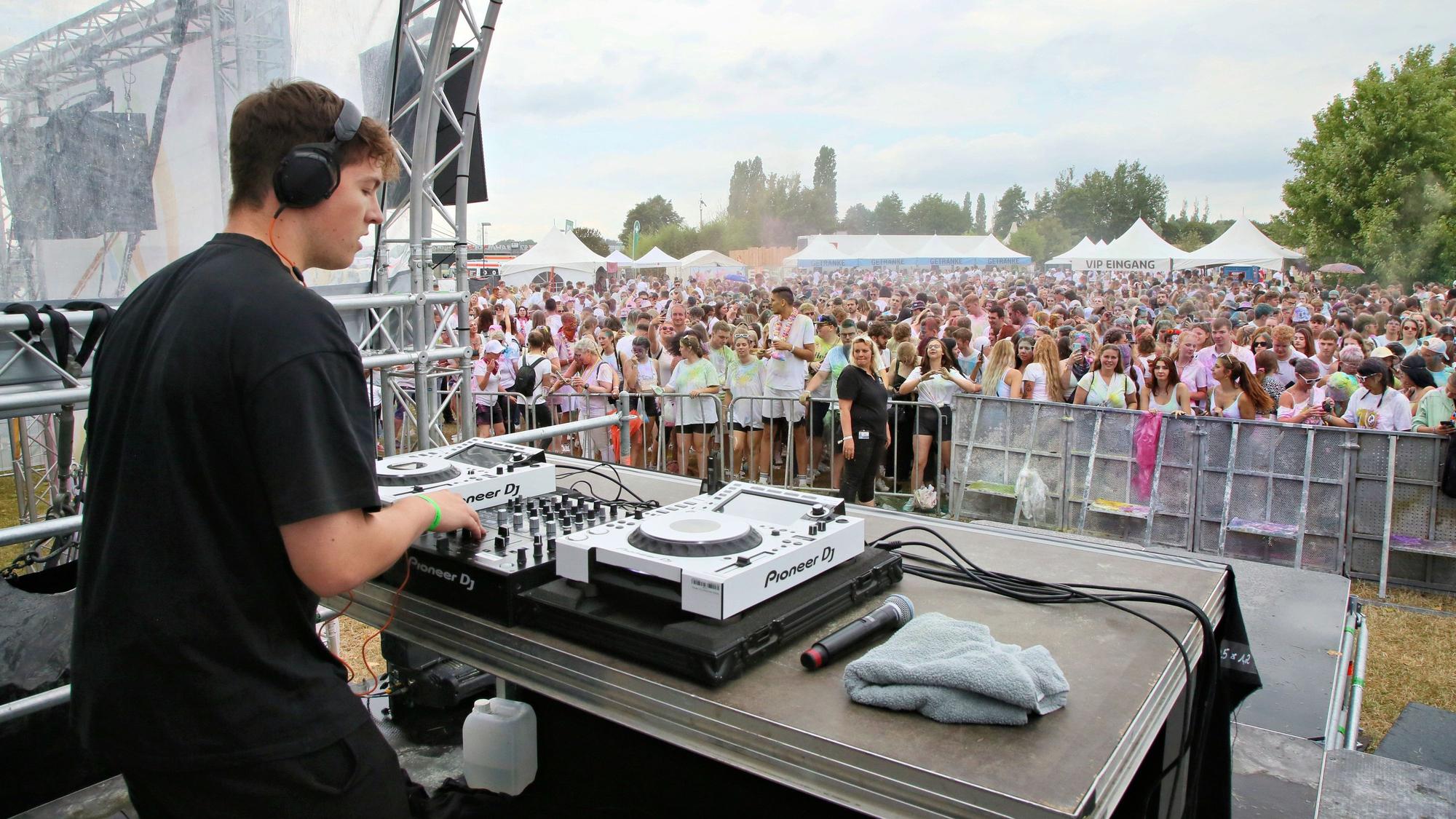 DJ Max Million auf der Bühne im Neulandpark.