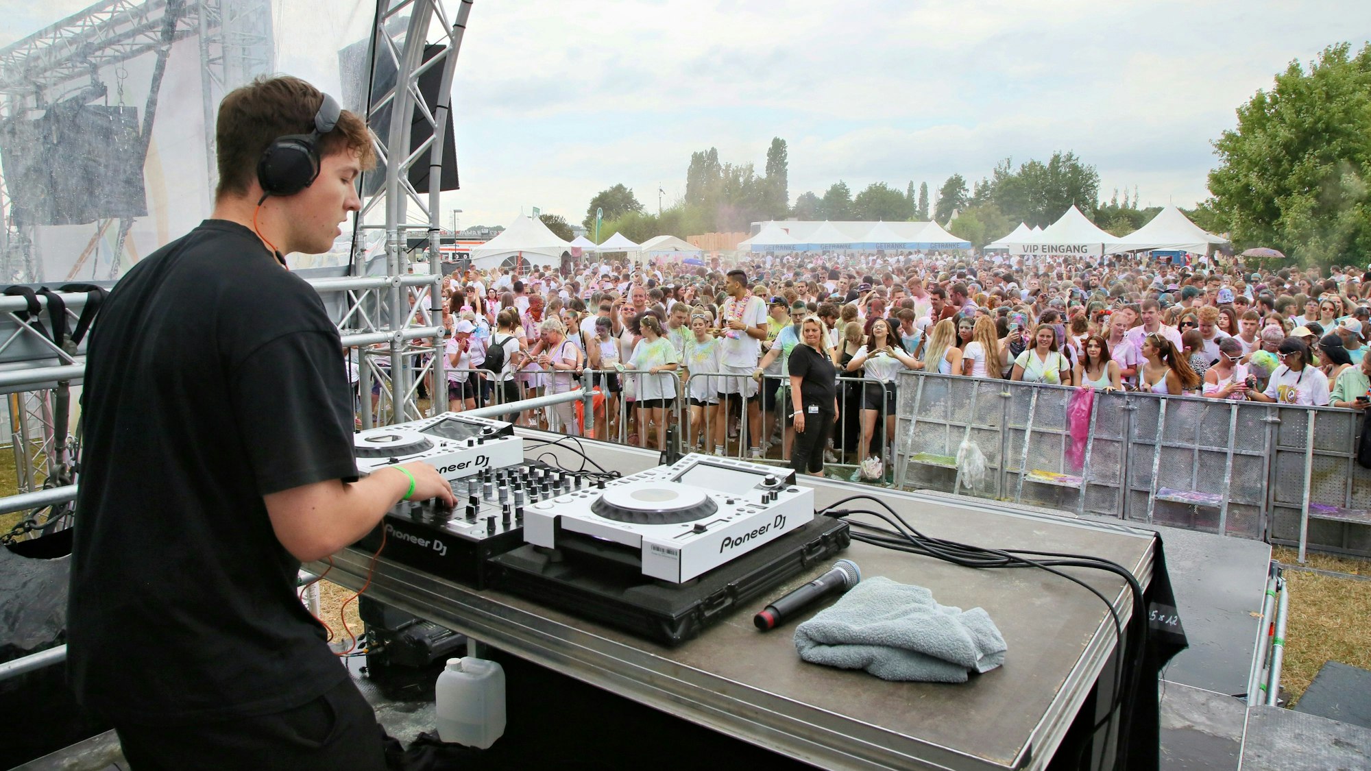 DJ Max Million auf der Bühne im Neulandpark.