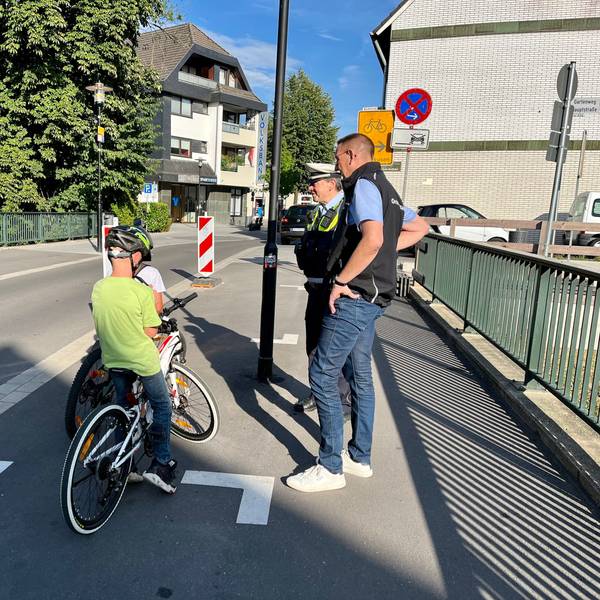 Bürgermeister Dirk Runge mit Polizist Andreas Weidemann auf Streife in der Innenstadt