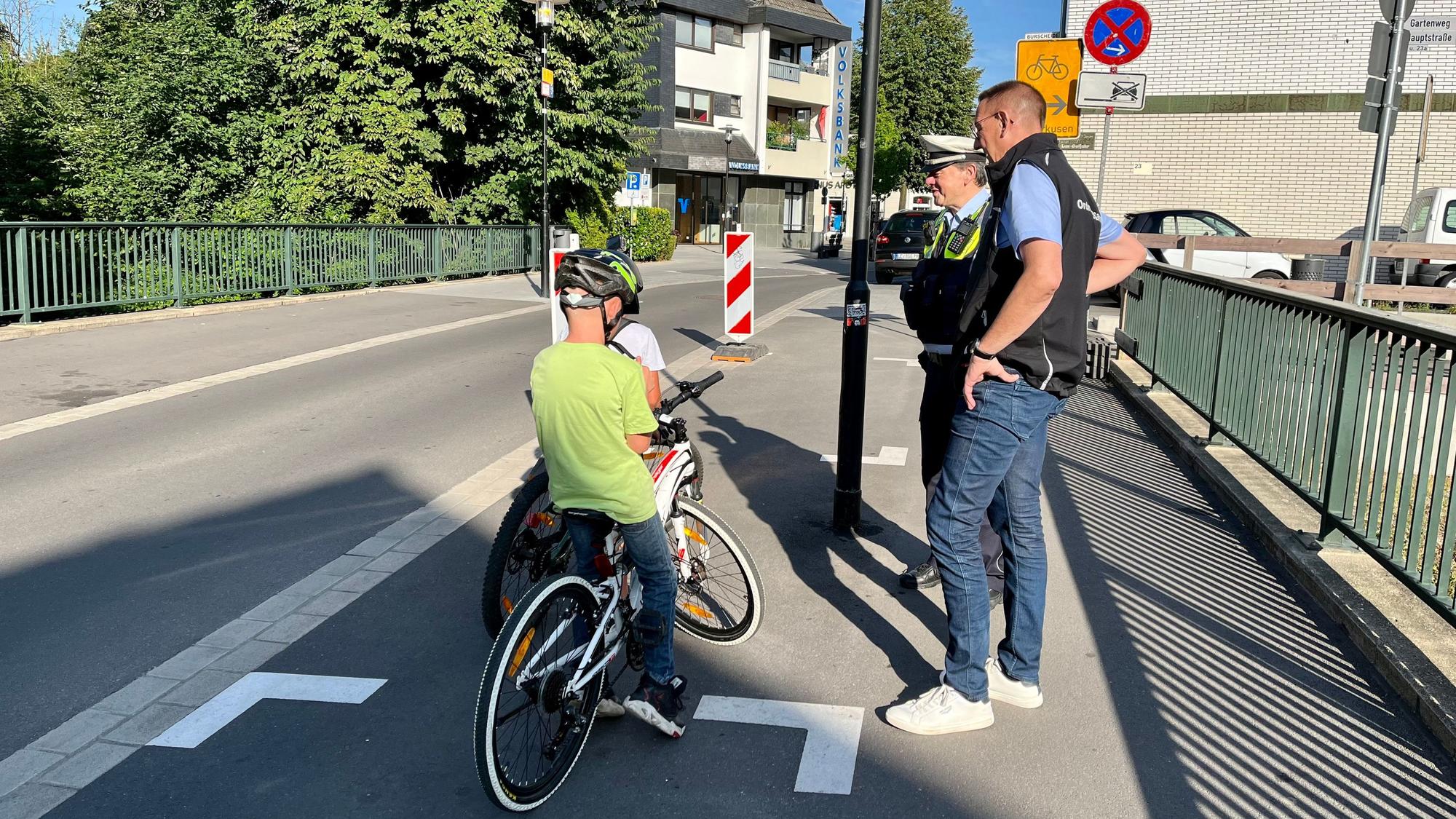Bürgermeister Dirk Runge mit Polizist Andreas Weidemann auf Streife in der Innenstadt
