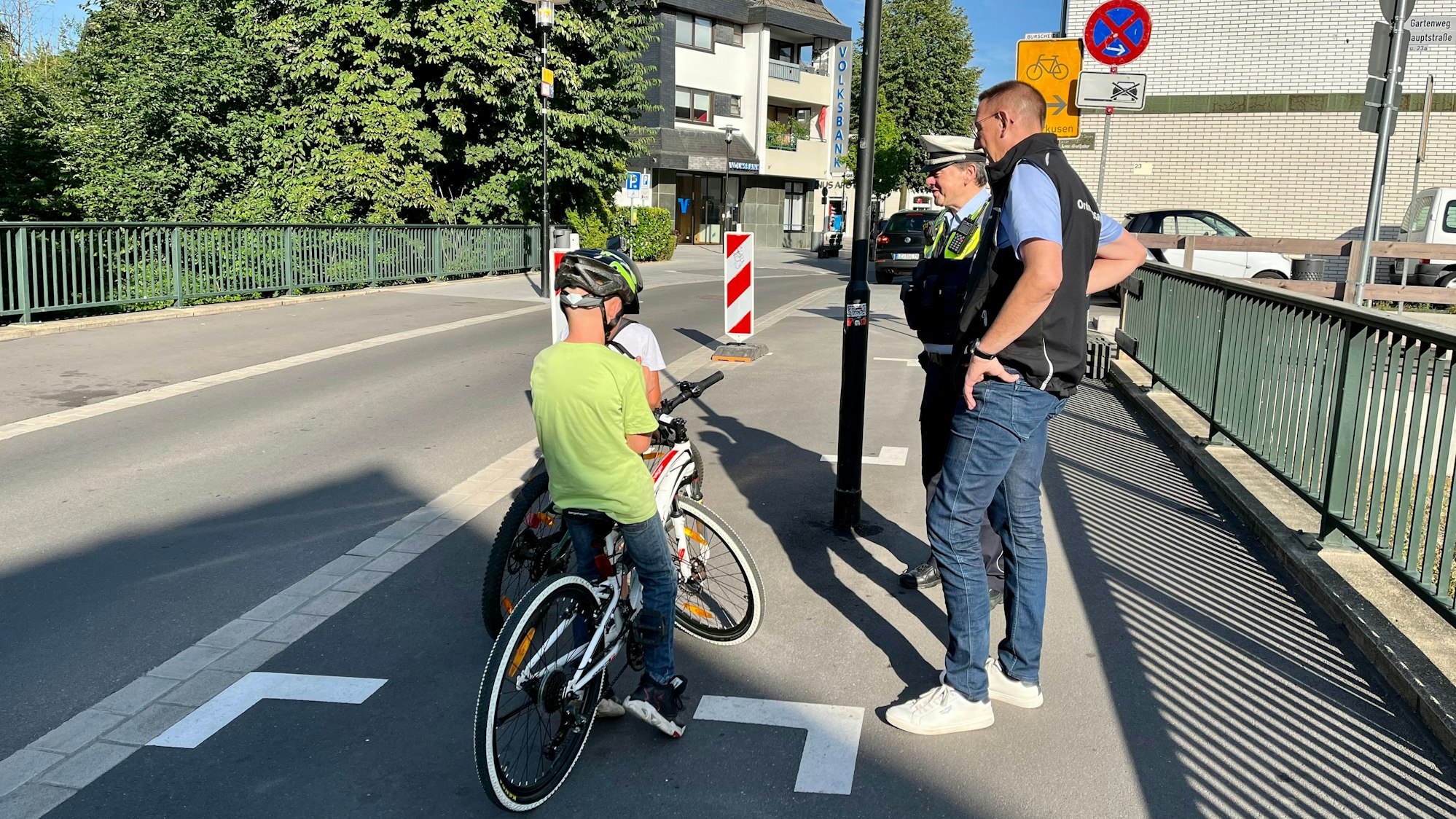 Bürgermeister Dirk Runge mit Polizist Andreas Weidemann auf Streife in der Innenstadt