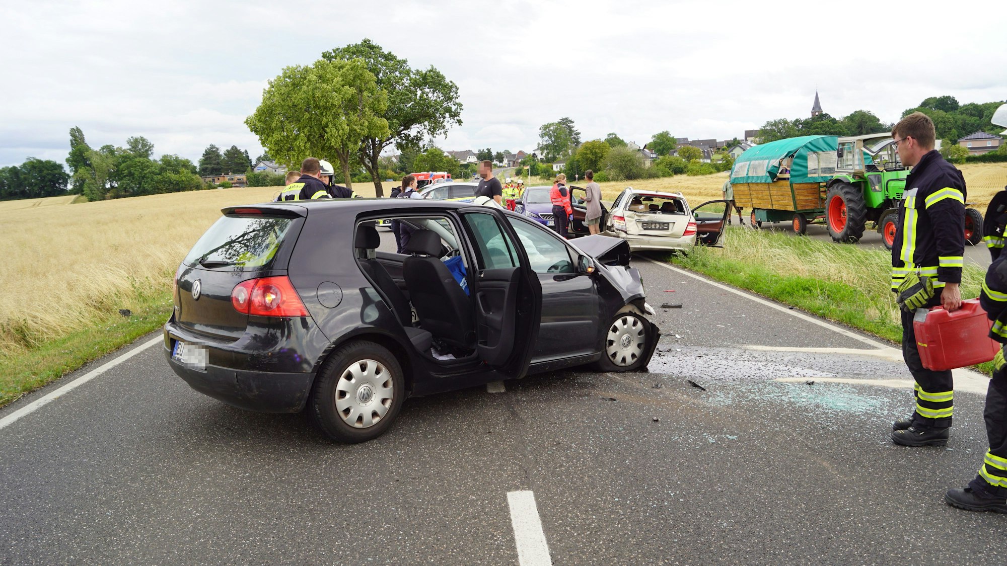 Nach einem Unfall stehen mehrere Autos auf einer Straße.