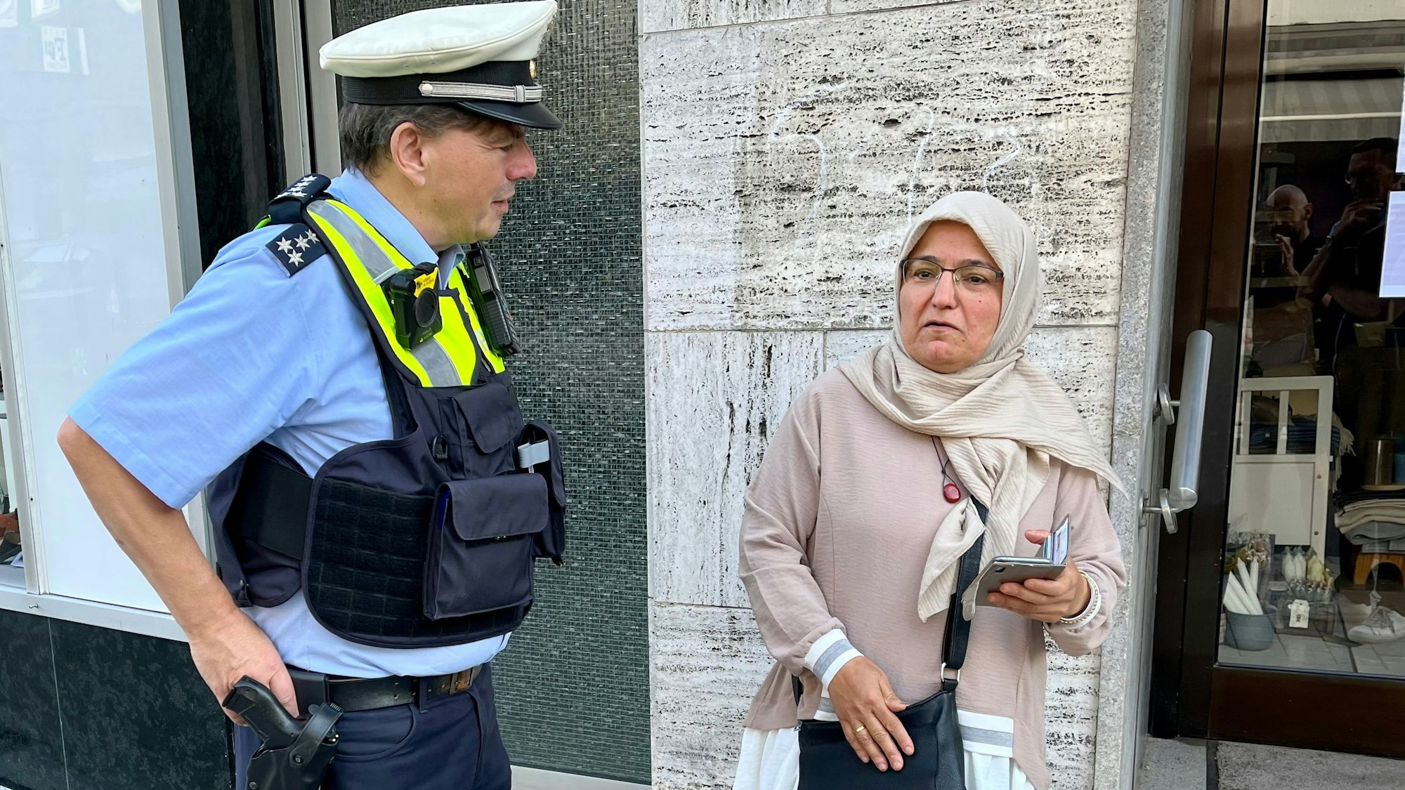 Eine Mieterin in Sauers Weiden mit Polizist Andreas Weilermann