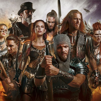 Die Band Feuerschwanz posiert in mittelalterlichen Rüstungen und Gewändern. Der martialische Auftritt ist nicht ernst gemeint.