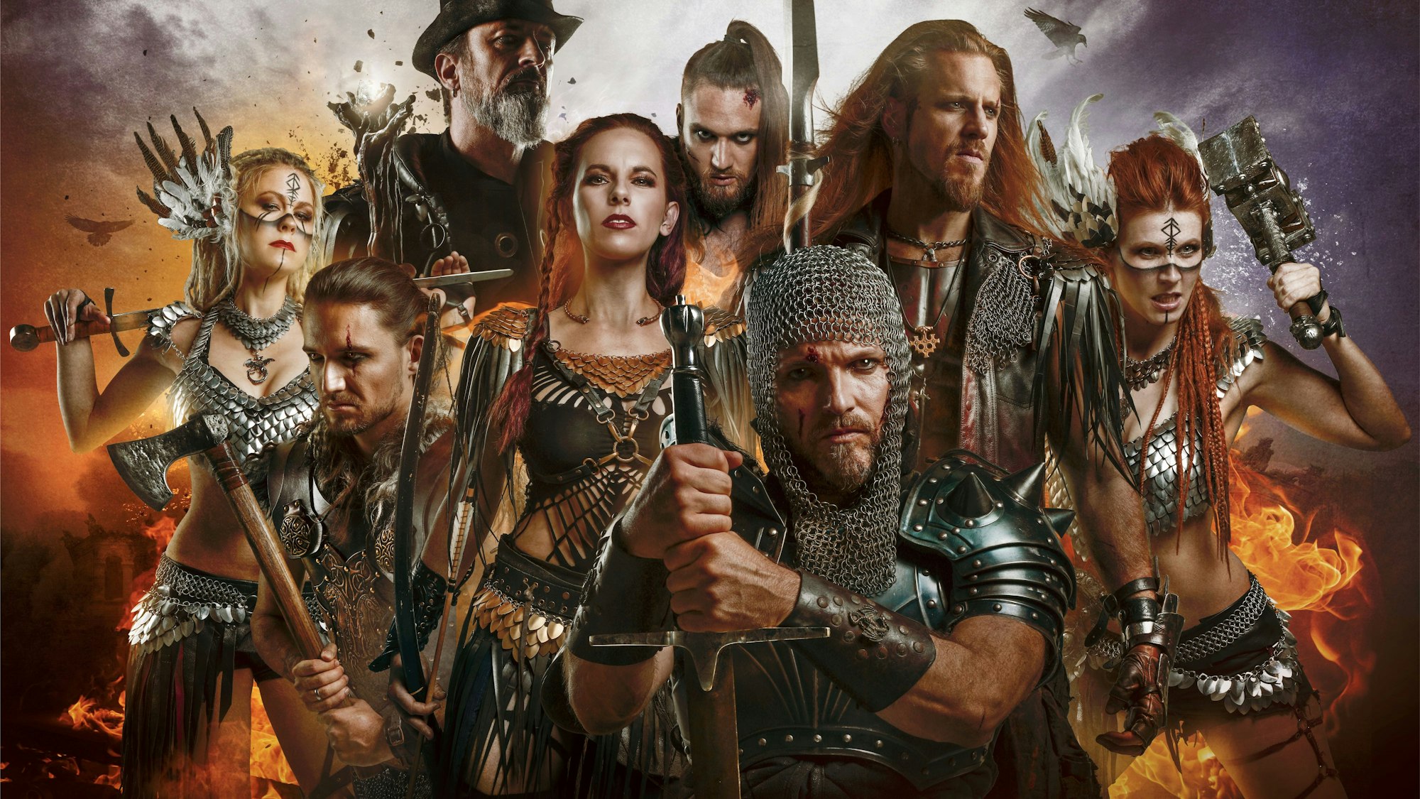 Die Band Feuerschwanz posiert in mittelalterlichen Rüstungen und Gewändern. Der martialische Auftritt ist nicht ernst gemeint.