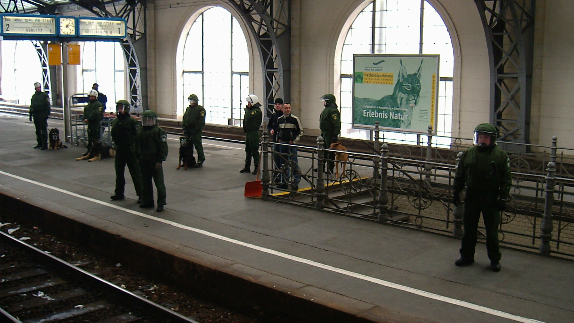In loser Kette stehen Polizisten auf dem Bahnsteig im Dresdner Hauptbahnhof.