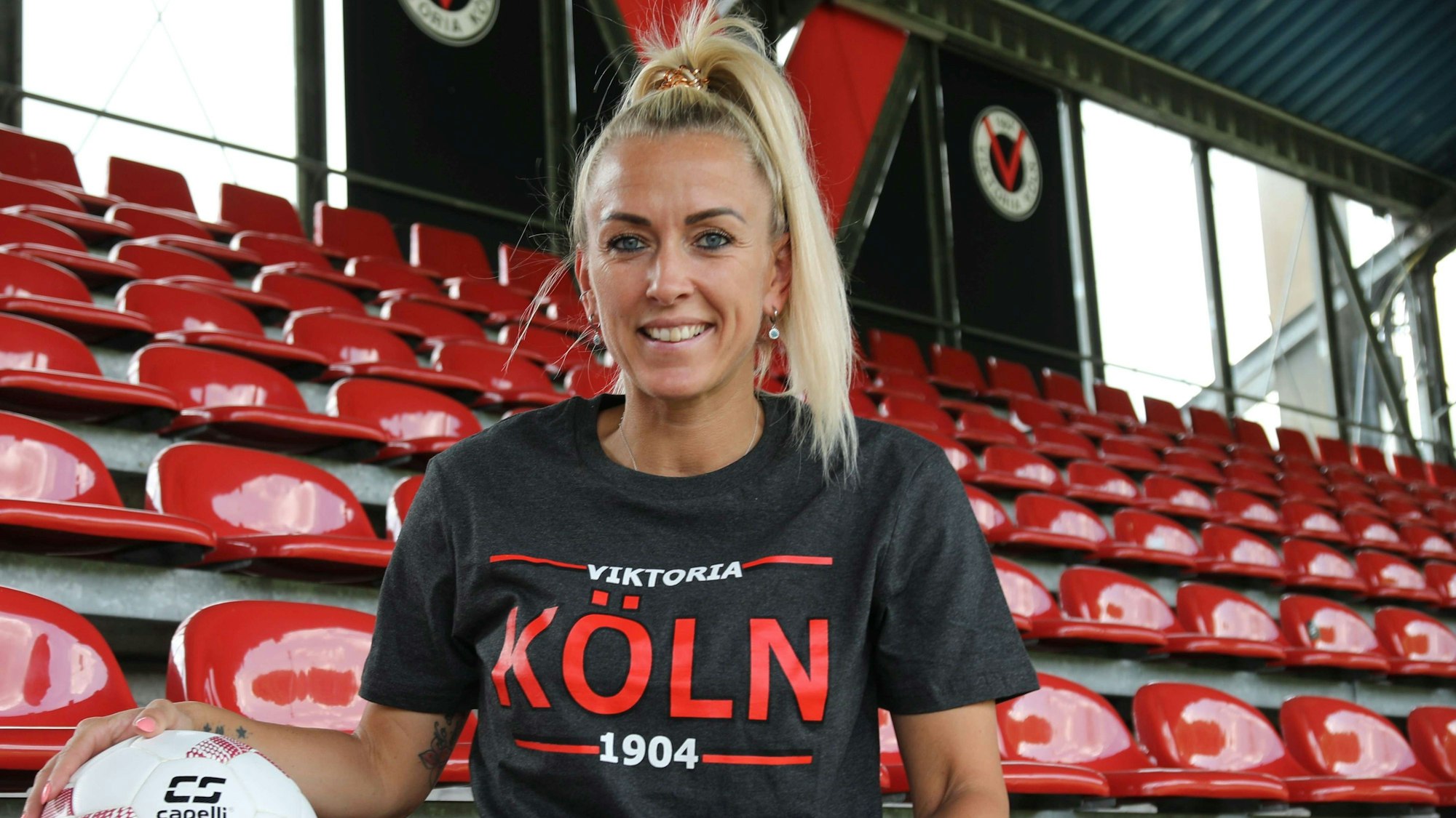Mandy Islacker bei der Vorstellung als Spielerin und Markenbotschafterin des neugegründeten Frauen-Teams von Viktoria Köln.