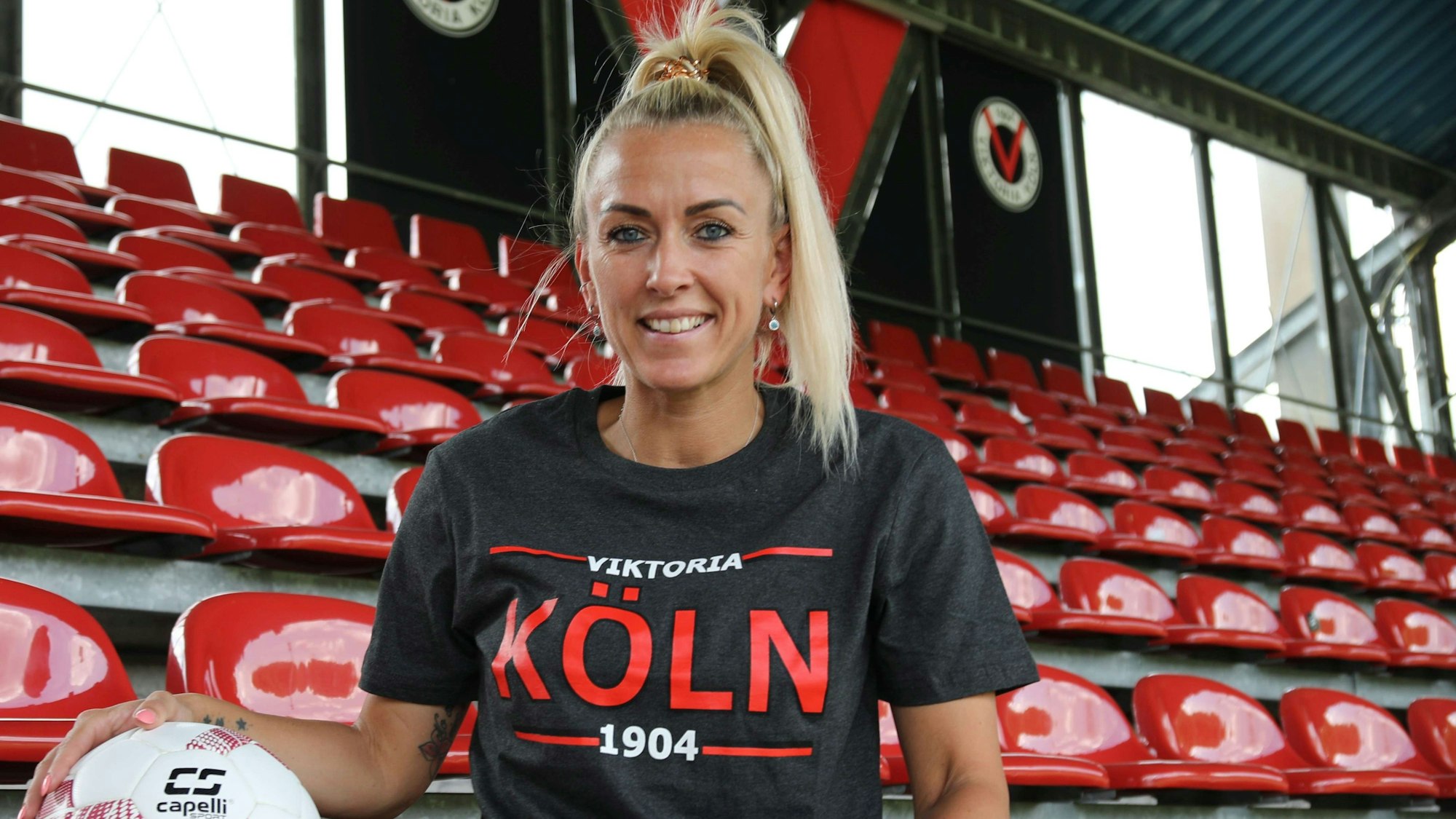Mandy Islacker bei der Vorstellung als Spielerin und Markenbotschafterin des neugegründeten Frauen-Teams von Viktoria Köln.