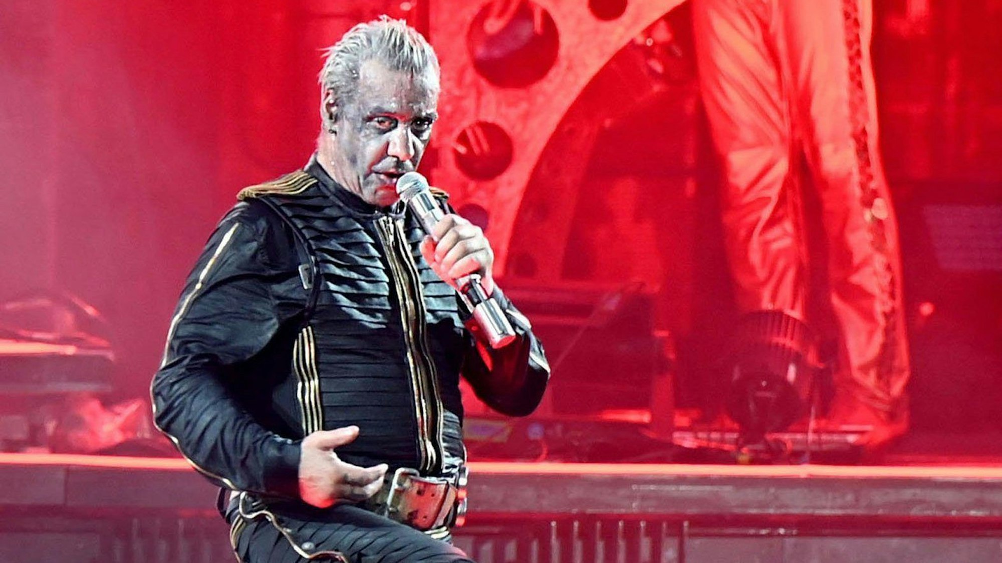 Till Lindemann, Frontsänger der Band Rammstein, steht im Rahmen der Deutschland-Tournee auf der Bühne.
